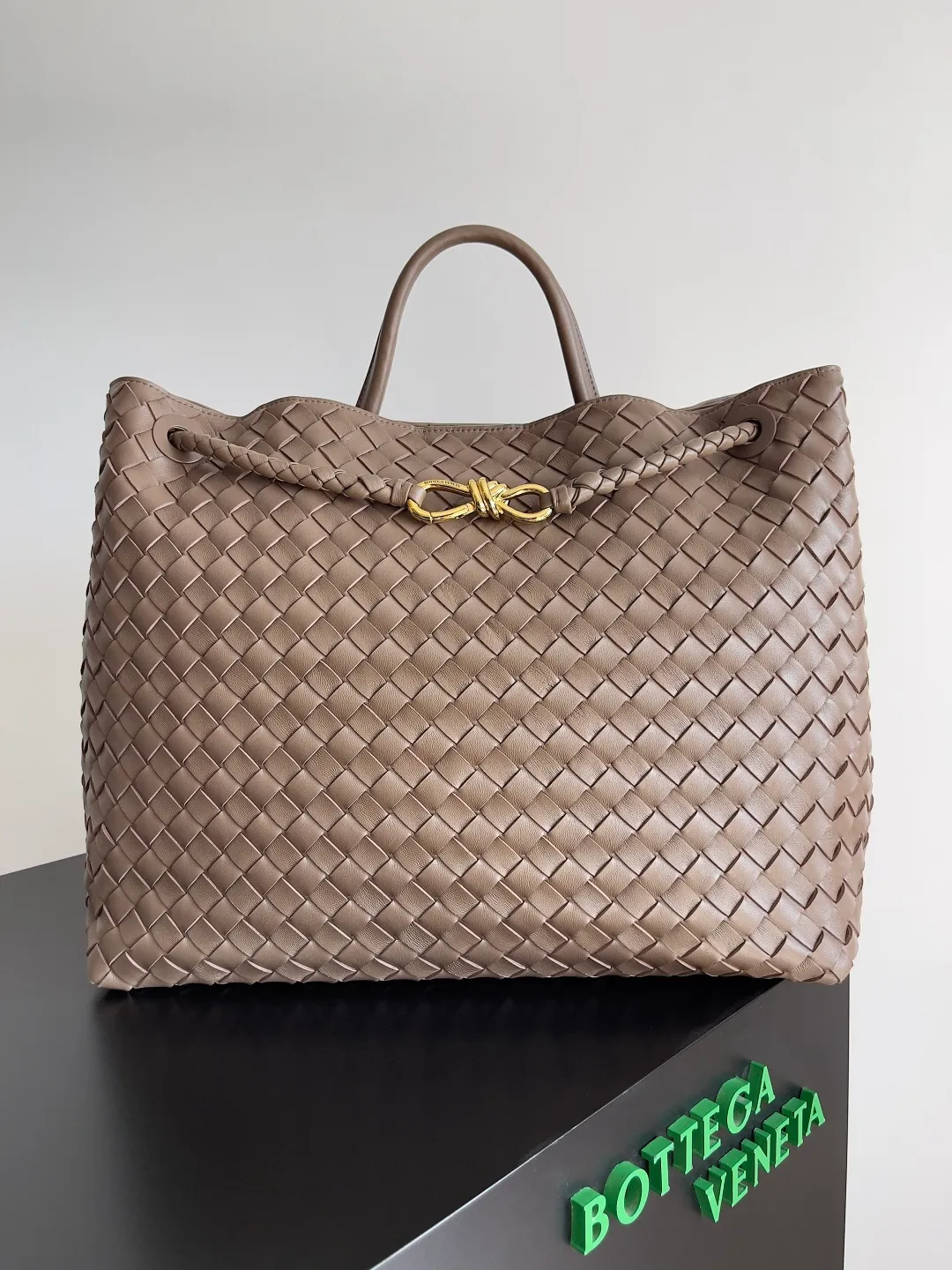 Batch 3760 Recently, the same style of bag that celebrities love is both high-end and practical. Michelle Yeoh, Kim Namjoon, Jing Boran, Tong Liya, Sun Qian, Wu Qianyu, Du Juan, Ma Yili and Bai Baihe are all carrying Bottega Veneta summer series Andiamo handbags. Andiamo has a simple structure and rounded lines. The whole piece is made of Nappa leather. It is comfortable, soft and dynamic. It adds interest to daily life and can be easily matched with various styles. Andiamo handbags are available in three sizes: small, medium and large. There are many colors to choose from, which can meet different needs. You can really carry it whether it is daily or attending events. Style number: 743575 Size: 45*22*34cm